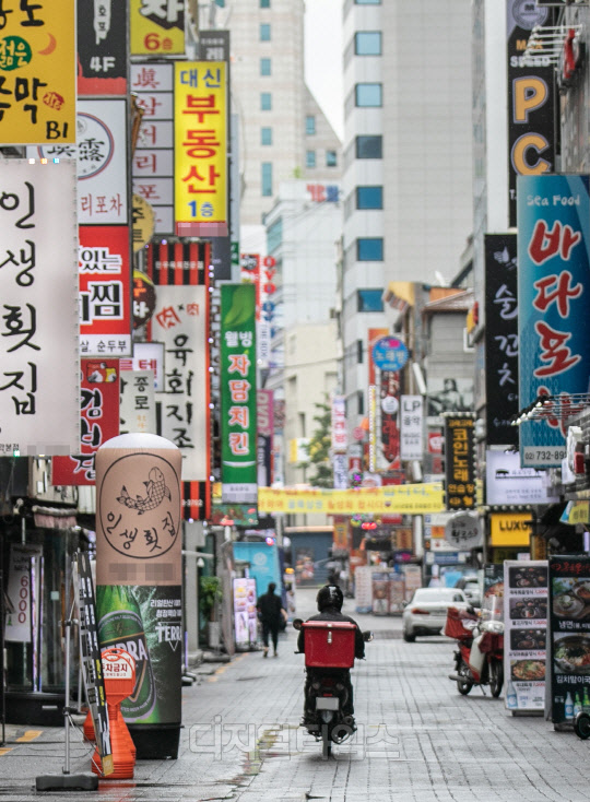9호 태풍 마이삭 영향으로 비가 내리고 있는 2일 서울 시내에서 라이더가 배달을 위해 이동하고 있다. 신종 코로나바이러스 감염증(코로나19) 재확산으로 사회적 거리두기 2.5단계가 시행되자 배달 애플리케이션(앱)을 통한 주문이 급증하고 있는 것으로 나타났다. 박동욱 기자 fufus@